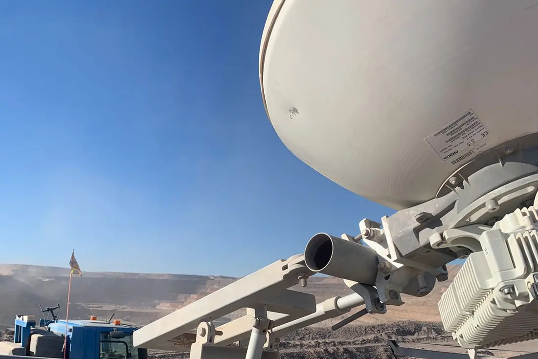 Enlace de microondas instalado en un sitio minero a cielo abierto